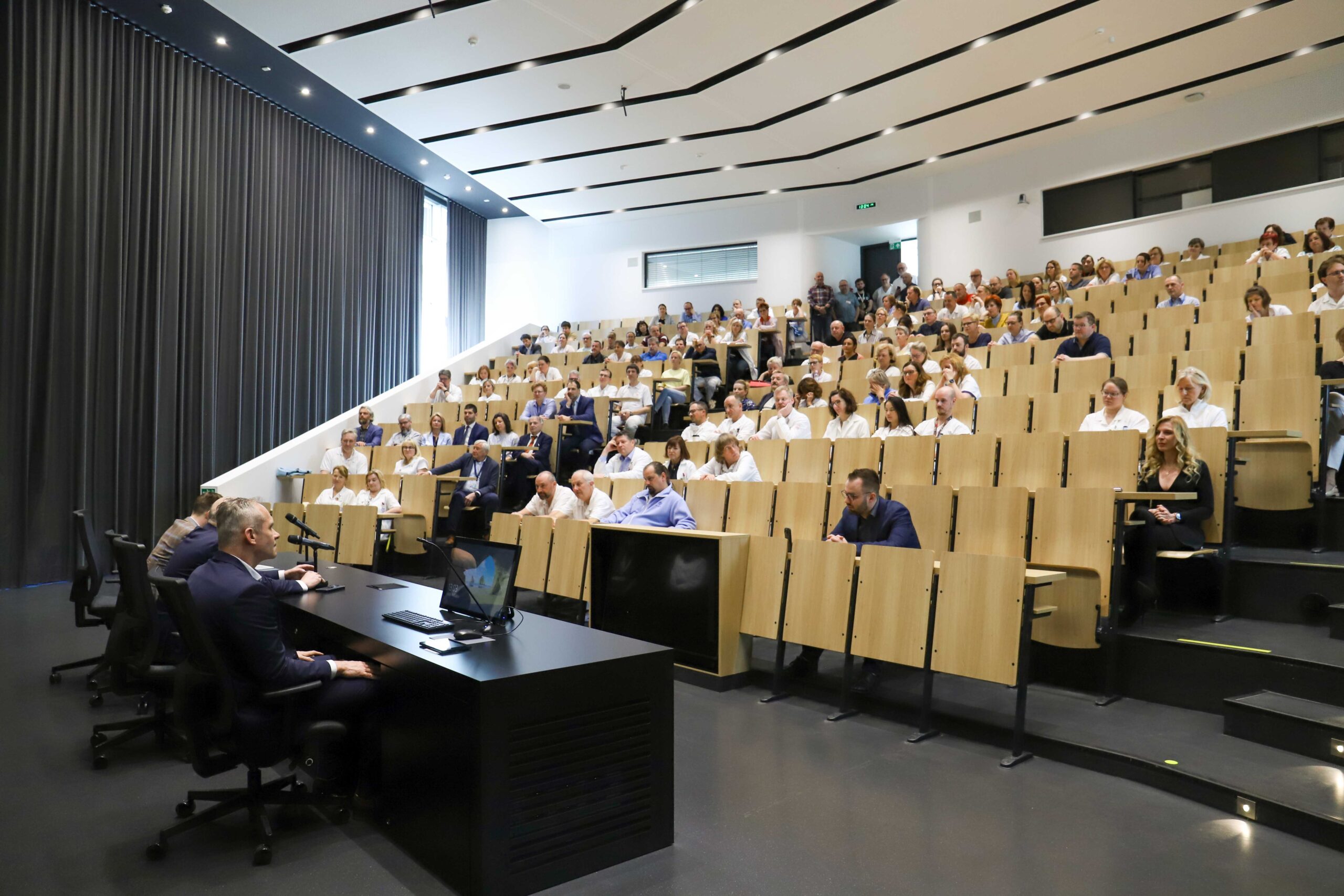 tiskova konference, valek, poloucek